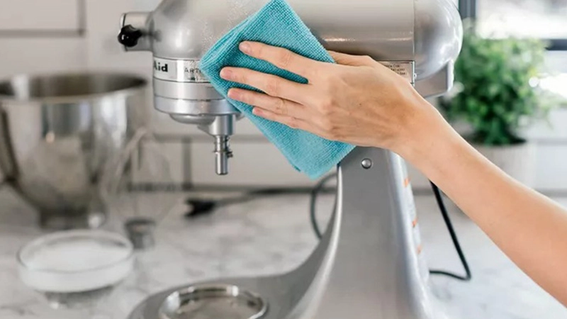 تمیز کردن دستگاه یکی از راه های نگهداری از همزن برقی