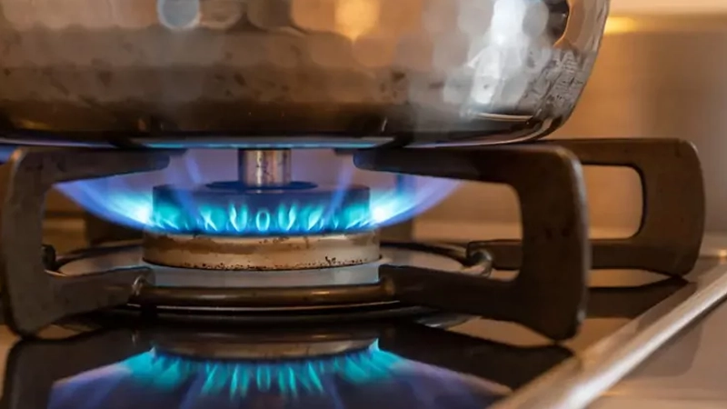 ۹ دلیل سیاه شدن قابلمه روی اجاق گاز