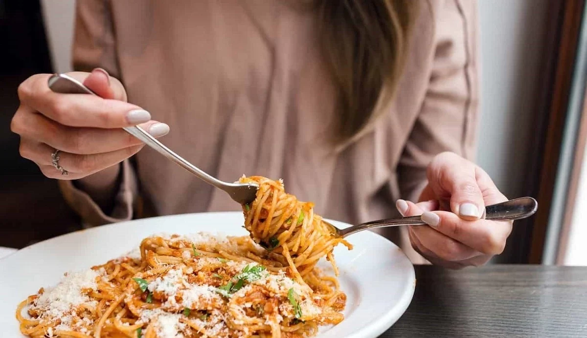 7 روش تشخیص قاشق چنگال اصل و باکیفیت بالا: راهنمای کامل (شامل آزمون آهنربا و اسید)