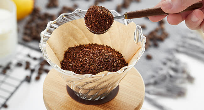 V60 شیشه‌ای با پایه چوبی