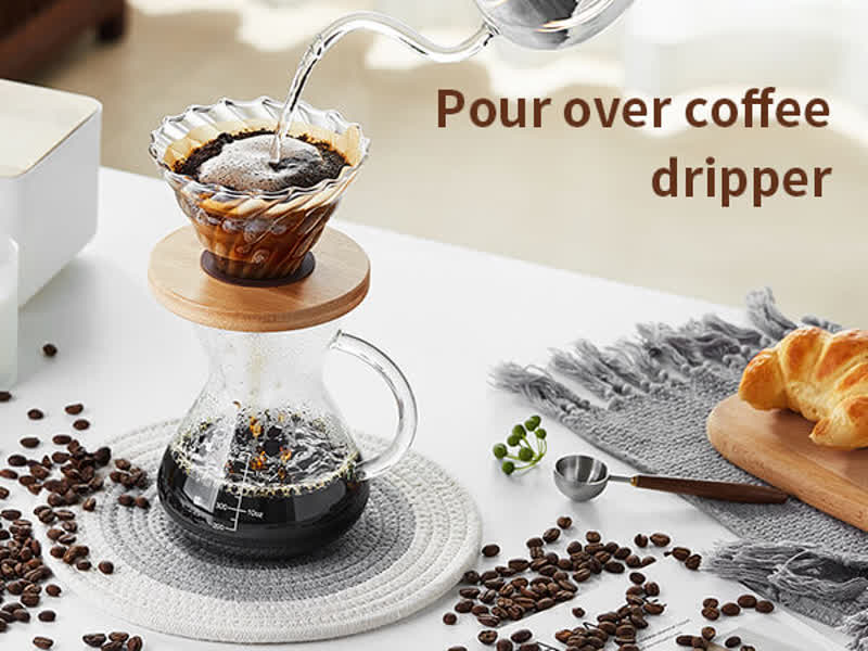 V60 شیشه‌ای با پایه چوبی