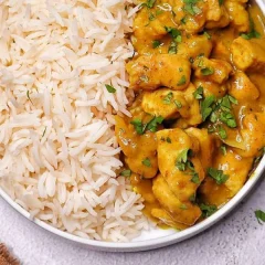 طرز تهیه خورشت کاری خوش‌عطر با گوشت و مرغ همراه با ادویه کاری و ماست